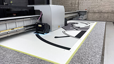 UV-Direktdrucker von swissQprint beim Direktdruck von Akustikbilder aus PET-Recycling